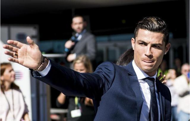 远在迈阿密心系罗马，托蒂和坎德拉用手机观看老东家焦点大战（身在迈阿密仍牵挂罗马，托蒂与坎德拉用手机观看老东家焦点战）