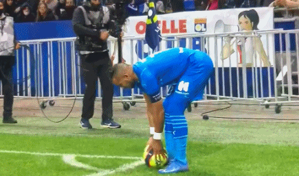 官方：洛杉矶FC与38岁门将洛里续约至2026年，含1年续约选项