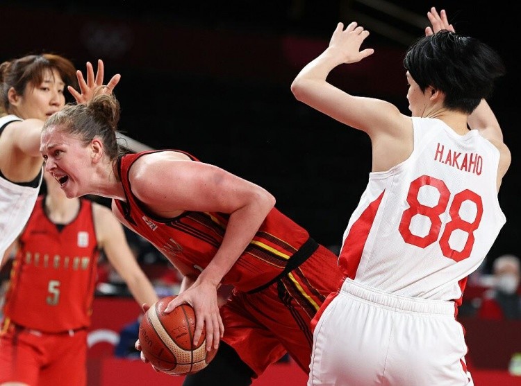 热火遭遇赛季最长的4连败，排名跌至东部第8（热火陷入赛季最长四连败，排名下滑至东部第八）