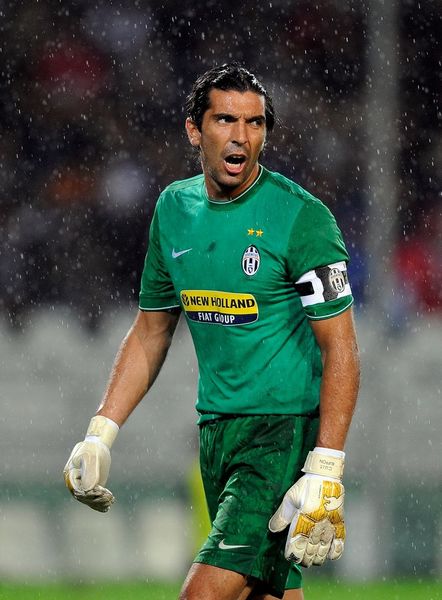 女足留洋球员沈梦露恢复场地训练，此前她因重伤缺阵9个月（重伤休战9个月后，留洋女足球员沈梦露重返场地训练）