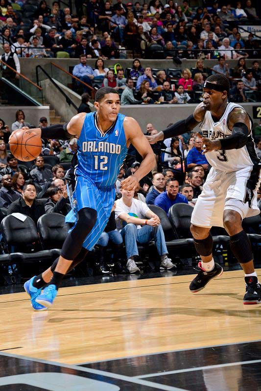 科沃德在30分钟内打出23分14板5助&历史第二位新秀（科沃德30分钟高效砍下23分14板5助，成史上第二位达成此数据的新秀）