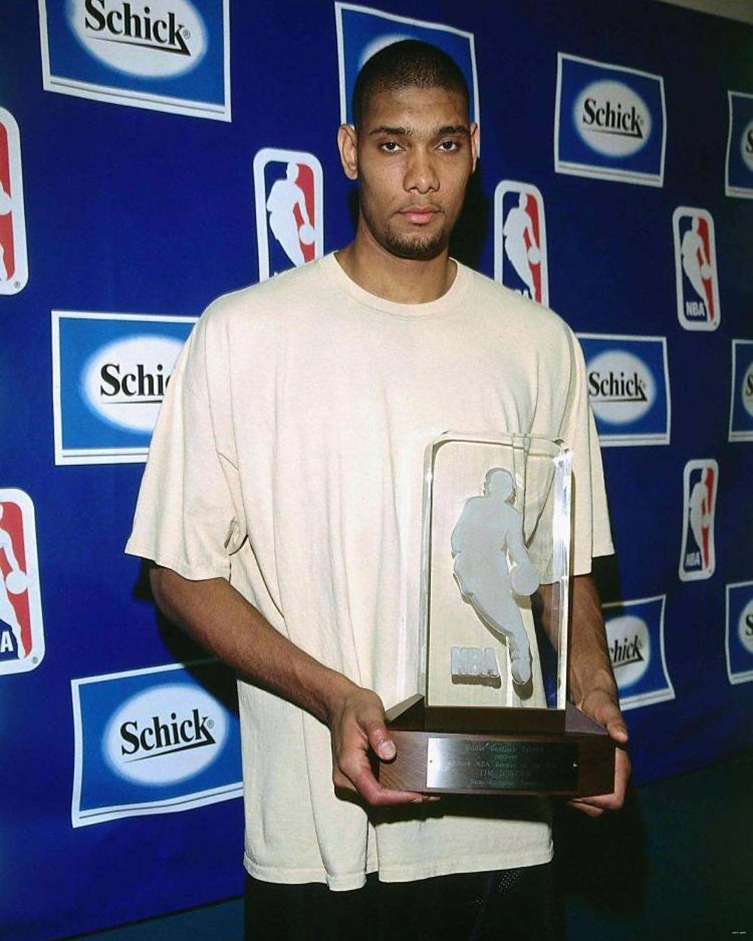 瑞士国脚曼赞比：扎卡是一名非常棒的队长，很高兴我们拥有他（瑞士国脚曼赞比盛赞扎卡：出色的队长，拥有他真让人高兴）