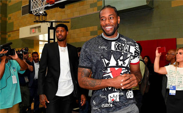 每体：皇马会等阿隆索到圣诞节后，看他能否重新掌控更衣室（每体：皇马将把评估阿隆索推迟到圣诞节后，观望其能否重掌更衣室）