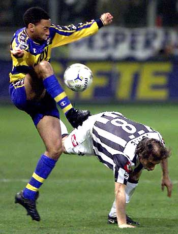 篮球中的“假动作心理学”（篮球假动作的心理学解读）